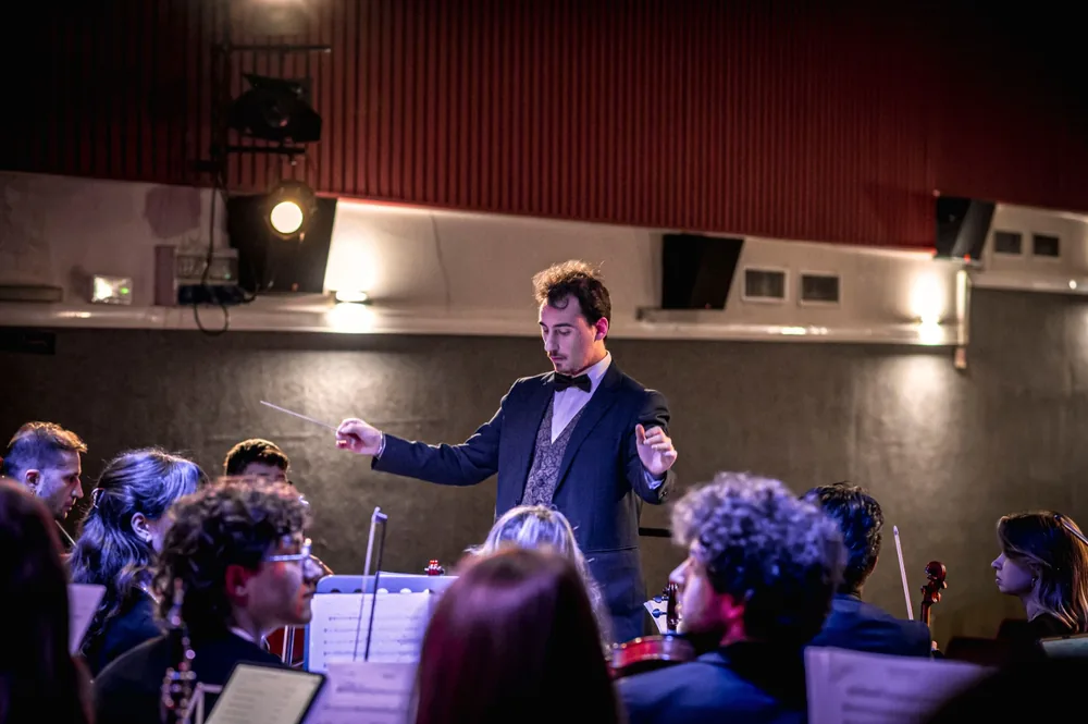 Marco Maiello mentre dirige l'orchestra