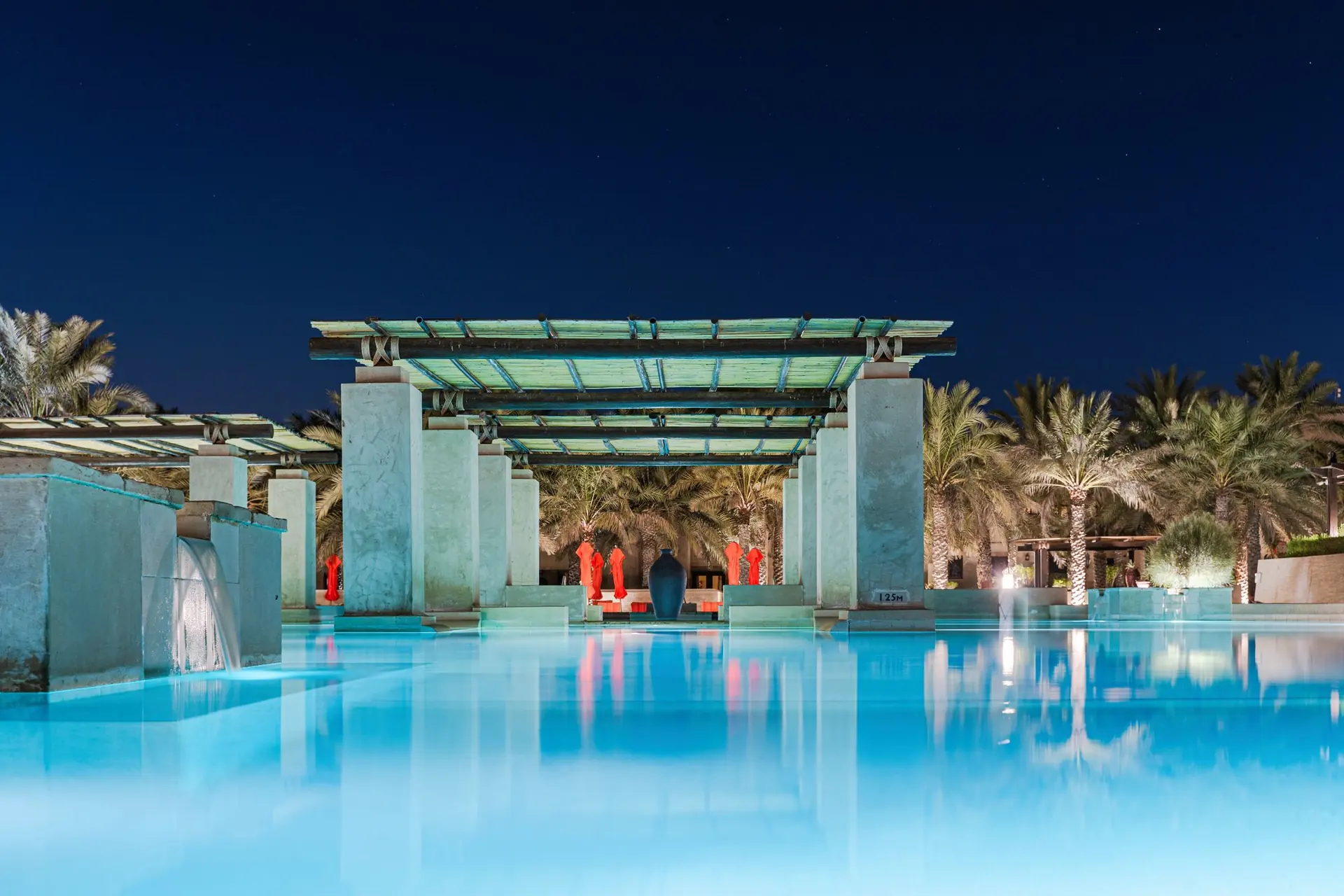 Piscina di un villaggio turistico illuminata di sera
