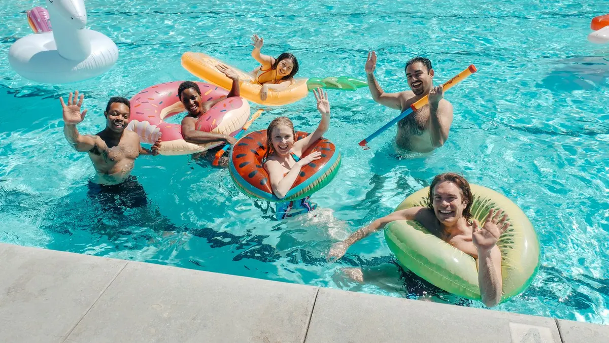 Ospiti si divertono in piscina con i gonfiabili